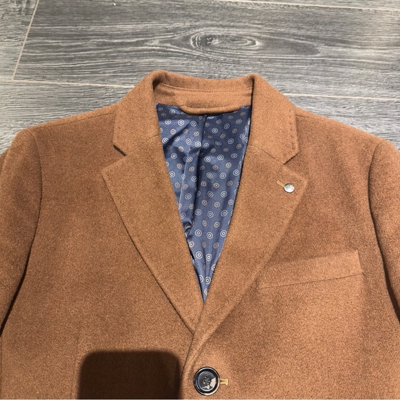 Classic Wool Coat With Tailored Collar - Picture 3 of 7